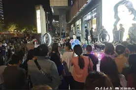 济南泉城路持证街头艺人精彩献唱，外地粉丝都来了图片