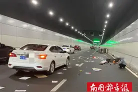 突发！海口一拉废品三轮车开进文明东隧道，被轿车撞飞图片