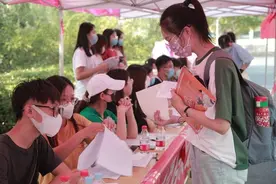 山东财经大学东方学院2021级新生报到，年龄最大47岁图片