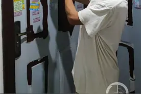 男子30层楼抛下酒瓶 砸中路人致颅内出血 现场散落大量酒瓶碎片图片