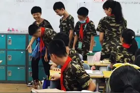 教室突然蹿进一只猫！听完英语上语文，杭州这位老师的反应绝了图片