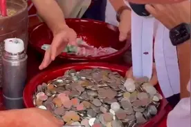 朋友凑一盆硬币给男子当结婚礼金：寓意盆满钵满圆圆满满视频封面