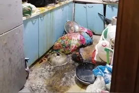 外卖骑手3次冲入火场灭火，救出被困的两名10多岁孩子图片