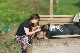 山东一孩子在公园流浪数天，知情人：距离他上次离家出走才一个月！真相令人心疼图片