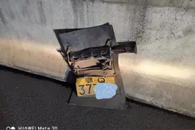 车牌掉落高速致三车爆胎，车主已在千里之外……图片