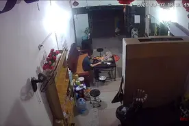 小朋友放学没人接，鼓起勇气求助，理发店老板冒雨送他回家图片