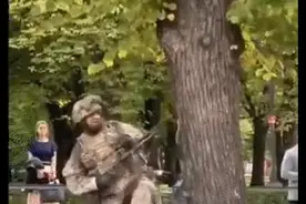 拉脱维亚军人全副武装街头军演：突然开火吓哭婴儿 现场未封锁图片