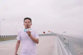 直击“灿都”影响下的东海大桥：人在桥上站立不稳 车行驶中有抖动图片