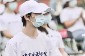 丁程鑫现身北电开学典礼 棒球帽+校服清爽帅气图片