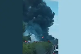 京哈高速锦州段油罐车侧翻起火双向交通中断，堵车15公里浓烟数公里外可见图片