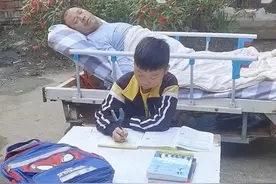 十岁撑起半个家！男孩照顾瘫痪父亲6年，满墙奖状是家里“最漂亮的装修”图片