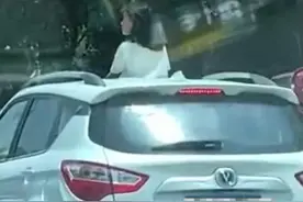 长沙一小女孩在车上探出半个身子“兜风”！交警：罚图片