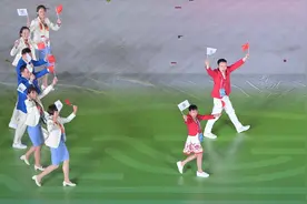 可可爱爱！全运会广东代表团出场，全红婵小妹妹带头“冲鸭”图片