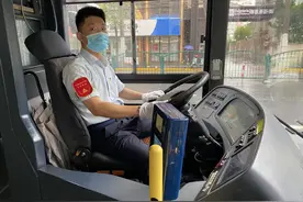 台风天独自乘车迷路，公交驾驶员帮助小女孩回到家人身边图片