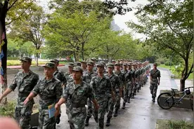 “我的教官是学长”！杭电军训“大学生退伍兵当家”图片