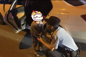 凌晨1点，4岁男孩独自走在大马路上哭喊，“我要找爸爸妈妈”图片