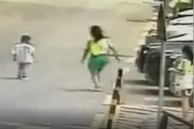 点赞！幼儿误闯车流 小学女生暖心抱回视频封面