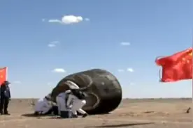 神十二航天员太空归来看到的第一个地球人是他图片