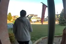 美国一名摩托骑手错把油门当刹车 险些撞上站在门口的女子图片