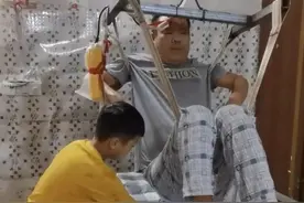 10岁男孩照料瘫痪父亲，父亲：最大的心愿是让孩子完成学业丨请你一起帮图片