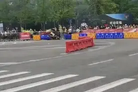 重庆摩博会一骑手冲出弯道撞入观众席，组委会：已和伤者协商处理完毕图片