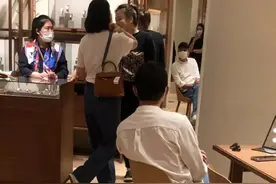 张智霖陪袁咏仪买包乖巧等待 二人穿情侣装秀恩爱图片