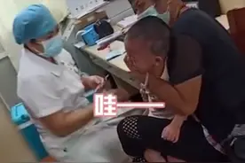 萌娃打疫苗嚎啕大哭不忘说谢谢，网友调侃：弱小无助但超有礼貌图片