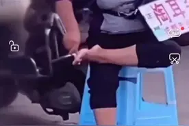 抠脚时被拍视频传上网，采耳大妈遭网暴：生意一落千丈，儿子被同学耻笑……图片