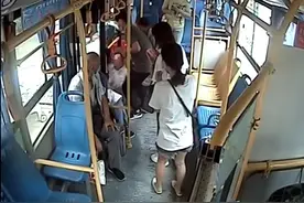 连闯2个红灯！街头上演“惊险”一幕，视频曝光！网友怒赞图片