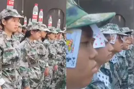 头顶水瓶，身体夹扑克！教官军训再出“狠招”新生：我太难了图片