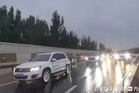 济广高速长清段有拥堵，雨天回家路上注意安全图片