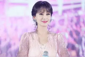 赵雅芝粉色纱裙温柔至极 动人眉眼弯弯笑含春风图片