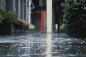雨滴是什么形状的？图片