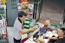 男子”暗语“买烟，老板秒懂迅速接应！网友：全国人民都知道了图片