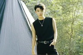 王俊凯生日大片曝光 化身机车小王子野外露营尽显不羁图片