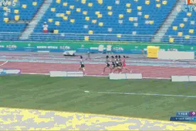 大反转！男子800米预赛摔倒选手晋级图片