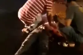 “别着急，我是医生！”益阳医生路遇车祸，雨夜跪地施救伤者，每一步都堪称教科书图片