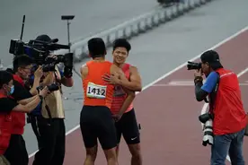 男子短跑巅峰对决，苏炳添首夺全运会百米冠军图片