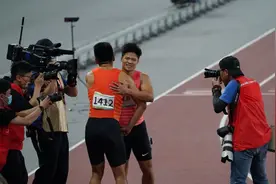 男子短跑巅峰对决，苏炳添首夺全运会百米冠军图片