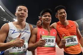神仙友情！苏炳添、谢震业、吴智强百米决赛后相拥祝贺图片