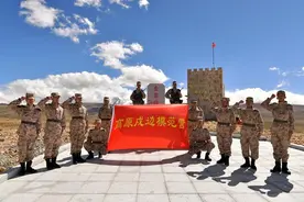 破防了……在全军海拔最高观察哨上见到这条标语：身后是万家灯火，我们无路可退图片