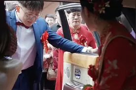 姐姐出嫁，弟弟抓婚车门痛哭：突然绷不住了，已多年未流泪图片