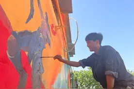 现实版“神笔马良”！“90后”小伙把贫困村画成网红景点图片