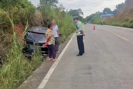 司机心急送母亲就医，不料将车开进水沟……图片