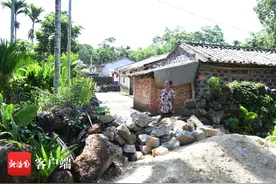 “定安69岁阿婆家门被堵10年”后续：经调解双方当事人握手言和图片