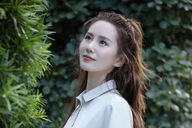 刘诗诗绿野自然大片清新怡人 穿休闲装半扎马尾知性温柔图片