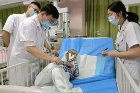 警惕！长沙4岁男童被商场旋转门夹伤，进了重症监护室图片