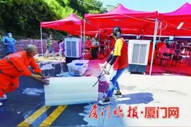 爱心厦门｜“女汉子”运送大冰块 40趟下来不叫一声“累”图片