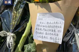 这张卡片背后，有个“油菜花女孩”图片