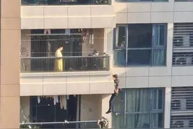 杭州4岁女童悬站11楼阳台护栏外，辅警腰系绳索空降营救图片